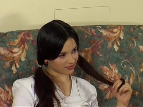 Русский подросток - темноволосая красавица.